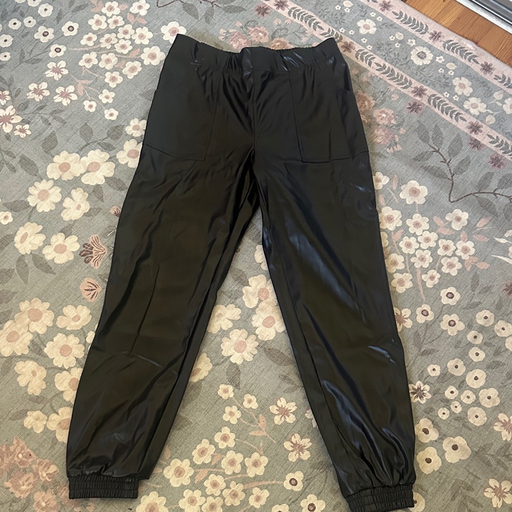 Elegant Black Women's Cropped Pants
